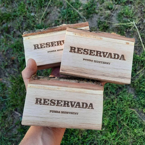 Tacs de fusta "reservat" per restaurants